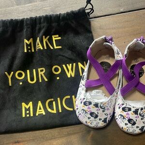 Spellbound Soles like Monkey feet new in exclusive bag - Addams family
Size 6